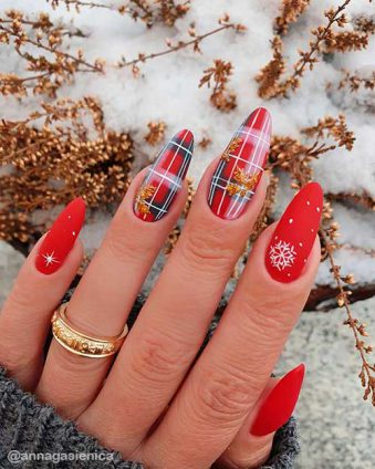 The Coolest Christmas Nails You'll Love to Try